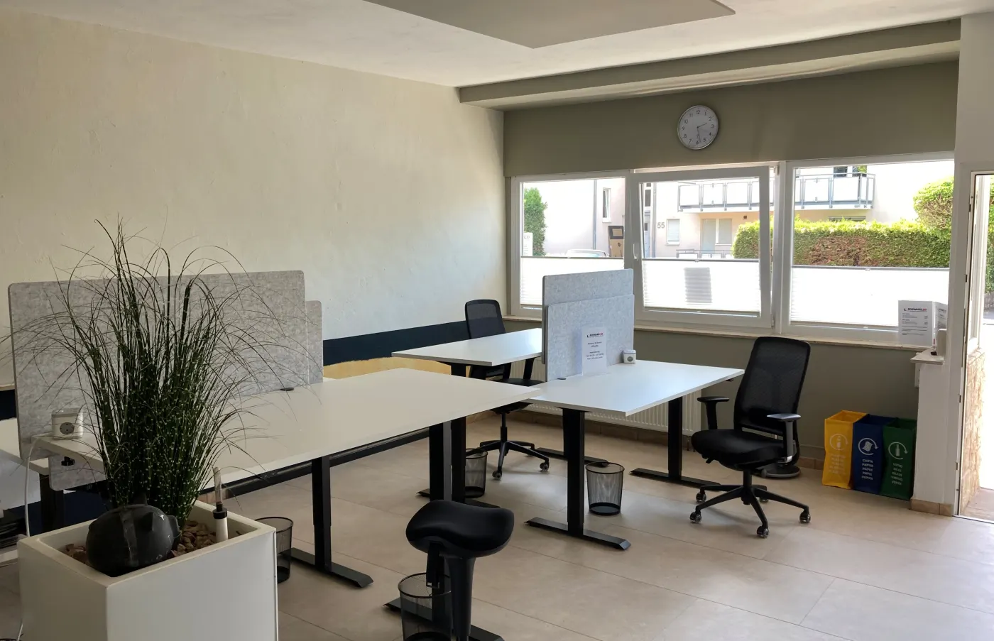 Arbeitsplätze mit höhenverstellbaren Schreibtischen und Akustik-Trennwänden in der Bildstraße 50/1 in Flein